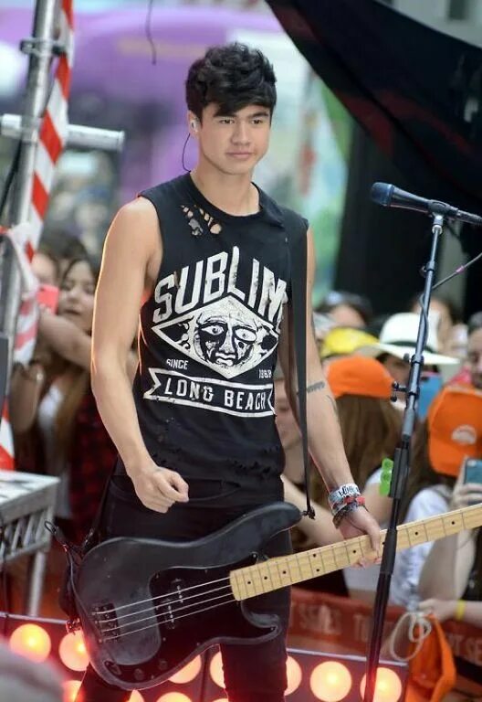 Калум худ с фанатамий. Calum hood 2018. Калум худ 2017. Калум худ 5сос. Калум худ фотосессия.