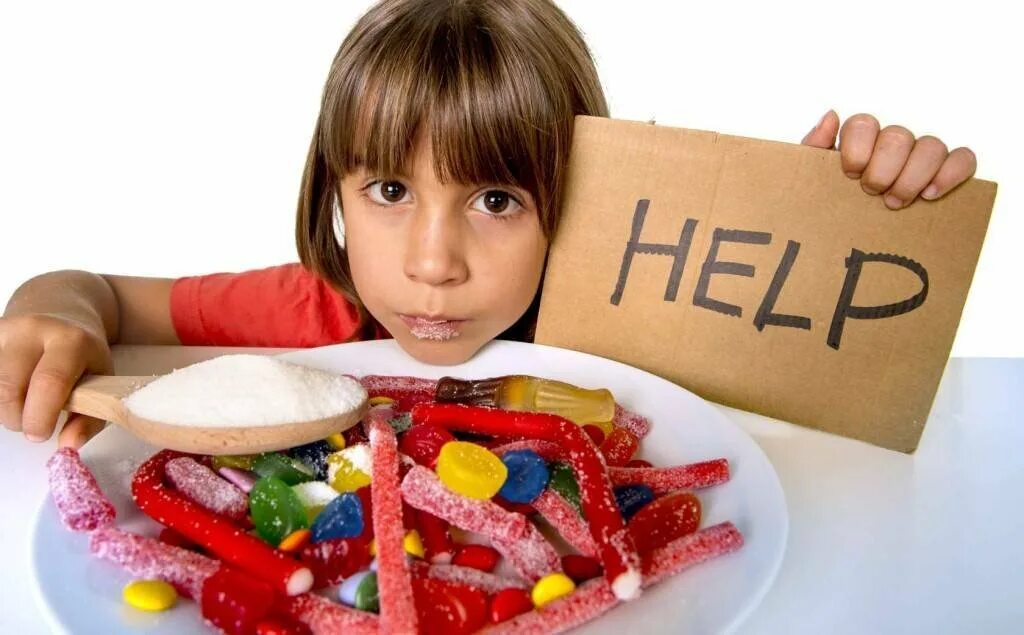Едим за добавкой. Сладости для детей. Дети и сладкое. Ребенок ест сладкое. Опасные сладости для детей.