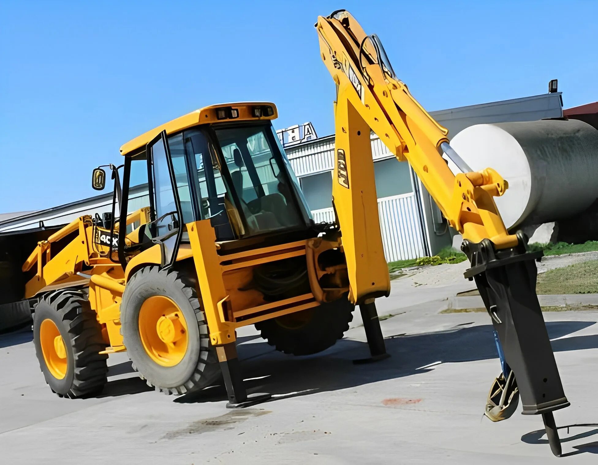 Экскаватор погрузчик краснодар. JCB 3cx с гидромолотом. Гидромолот для JCB 4cx. Гидромолот на JCB 3cx. JCB 4cx с гидромолотом.