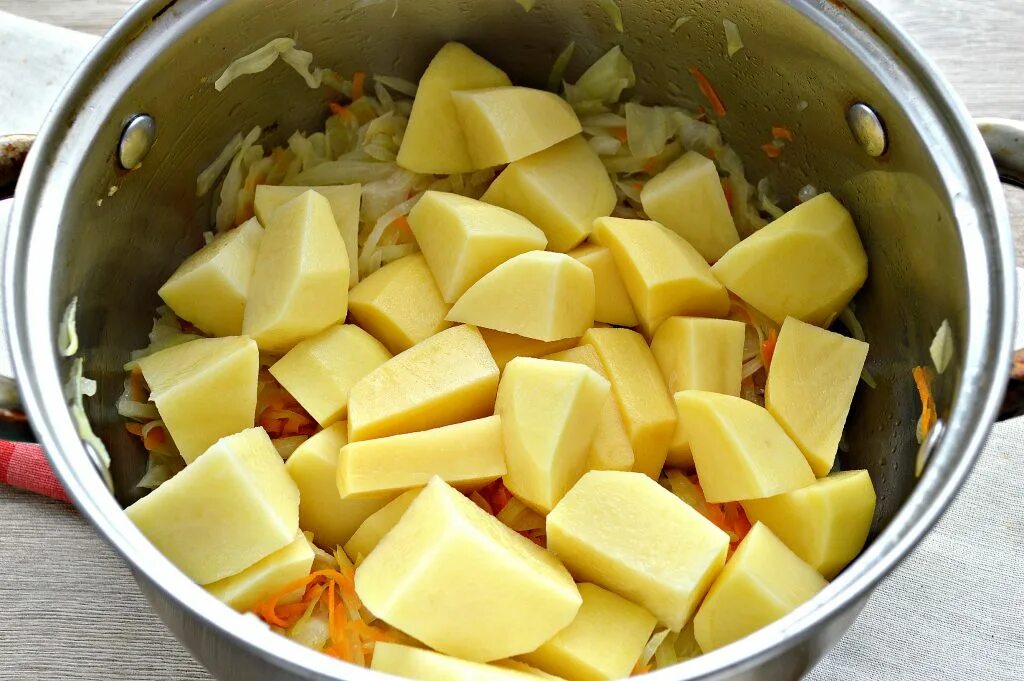 Тушить картошку в кастрюле рецепт. Постная тушеная картошка. Картошка в кастрюле. Тушеная картошка в кастрюле. Тушеная капуста с картофелем в кастрюле.