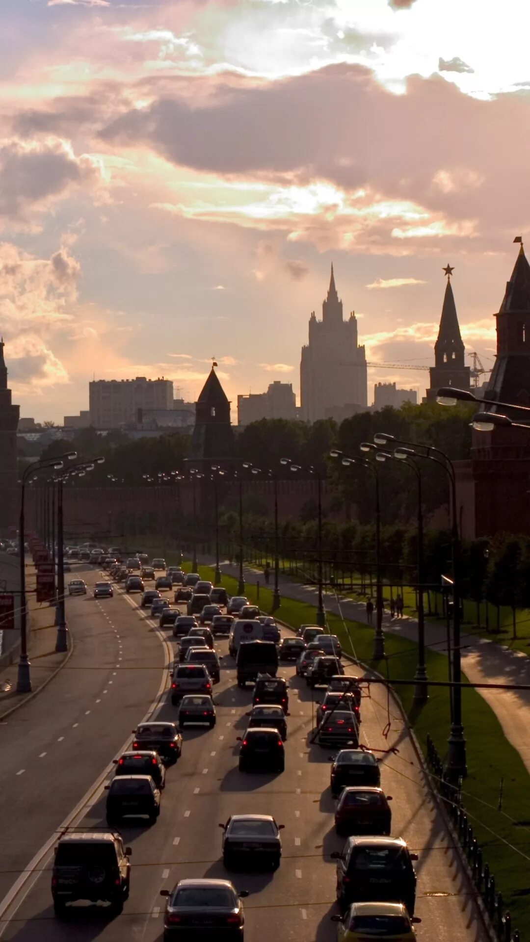 Мск на телефоне. Москва на телефон. Москва Сити. Москва вертикальная. Москва на айфон.