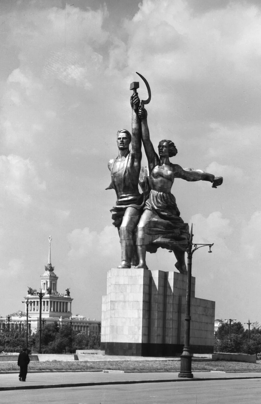 Композиция рабочий и колхозница. Монумент «рабочий и колхозница» веры мухиной (1937). скульптура мухиной рабочий и колхозница. памятник « рабочий и колхозница». скульптор мухина в.и.,москва,1937. вера мухина рабочий и колхозница.