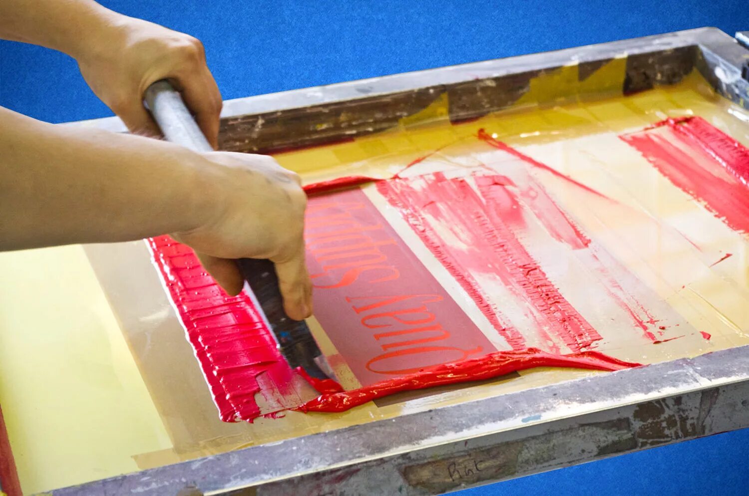 Шелкограф (печатник шелкографии). Упаковщик картона. Оттиск на крафтовом пакете. Тампонная печать (тампопечать). Штамп для тампопечати.