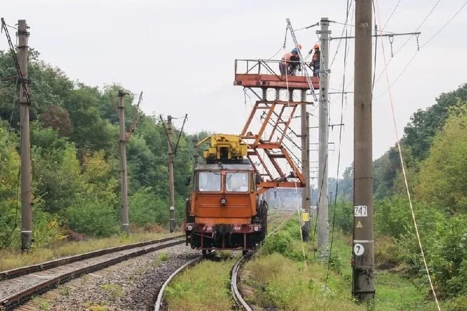 Донбасс железная дорога. Эпл2т днр. Железные дороги донбасса. Железные дороги донбасса. Железнодорожные пути в донецке днр.