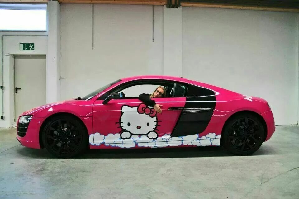 Машина хеллоу. Винил на Ауди р8. Винил Хелло Китти. Audi r8 Pink. Hello Kitty машина.