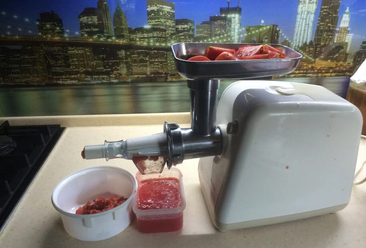 Мясорубка для сока из томатов. Мясорубка сок. Электромясорубка zelmer zmm4050b. Мясорубка rock kitchen rkm-22. Мясорубка saturn st fp7095.