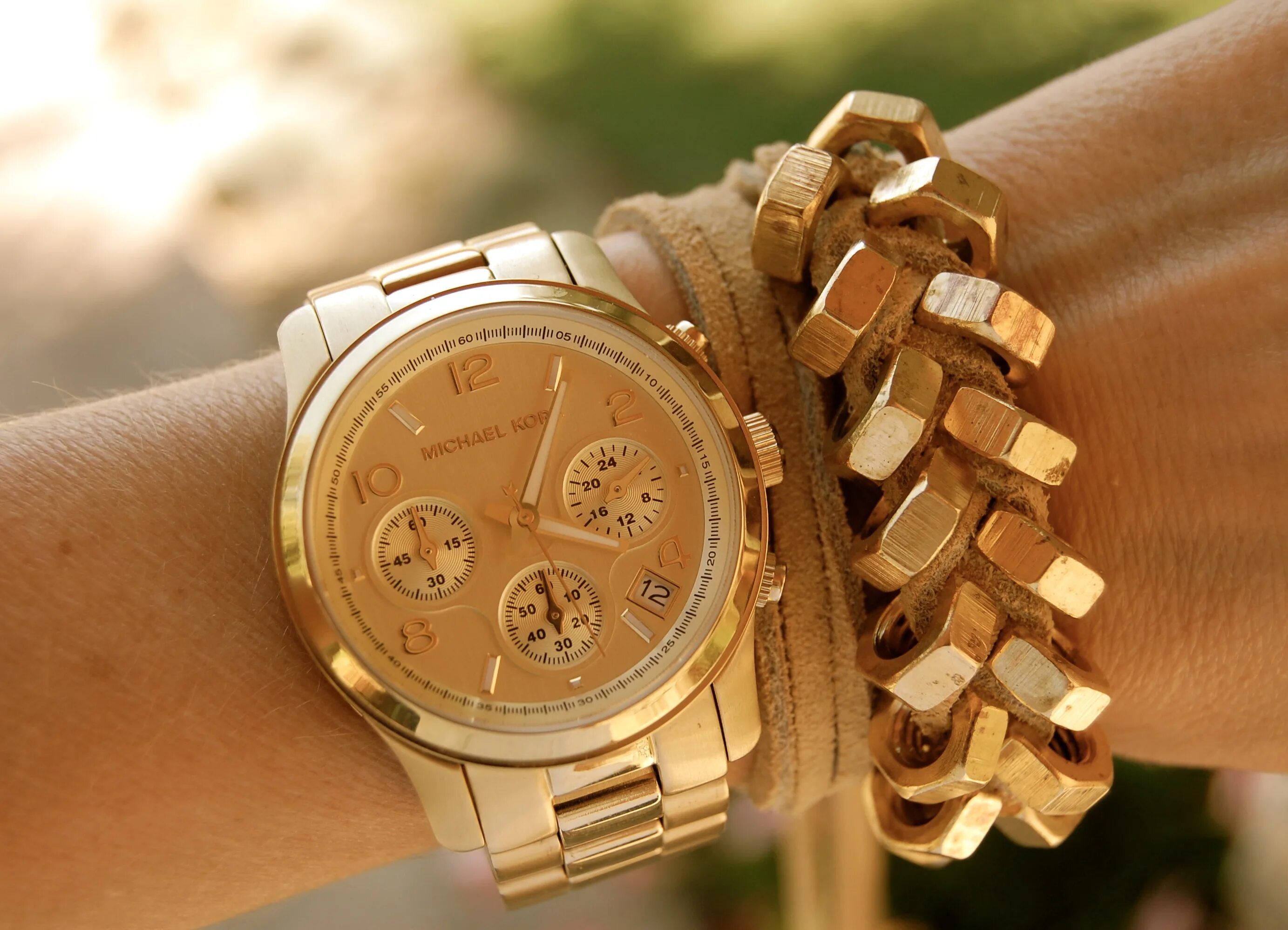 Как подобрать часы. Золотой браслет ролекс. Позолоченные часы женские. Часы на руке. Золотые часы на руке.
