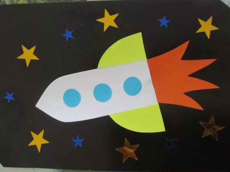 Ракета для детей 2 3 лет. Аппликация полёт на луну. Космос аппликация «полёт на луну»подготовительная группа. Аппликация космос. Детские аппликации на тему космос.