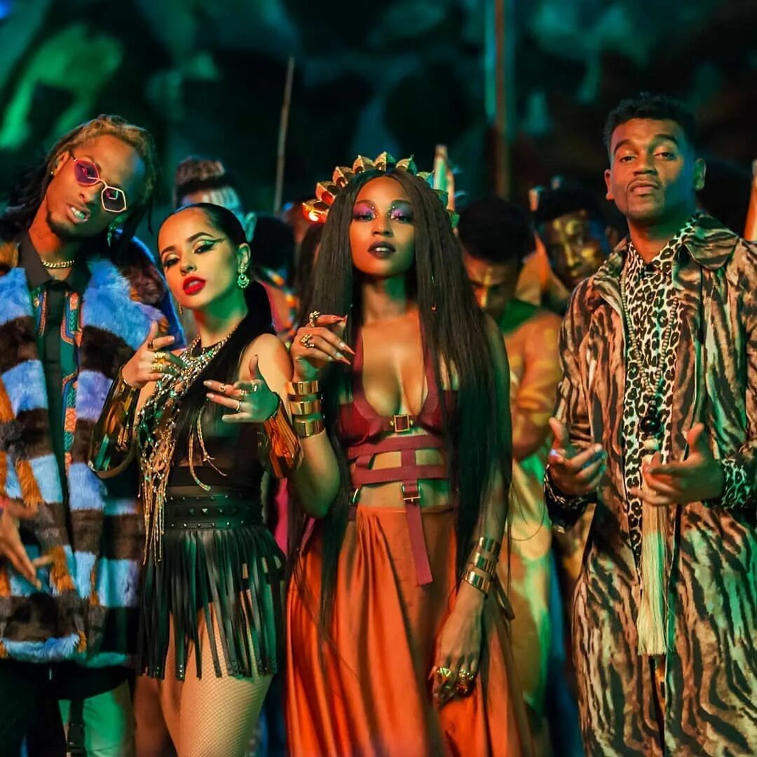 Oh wonder 22 break. Wonder клип. Дуа липа блондинка 2022. Вандер фил снова одни. Wonder клип.