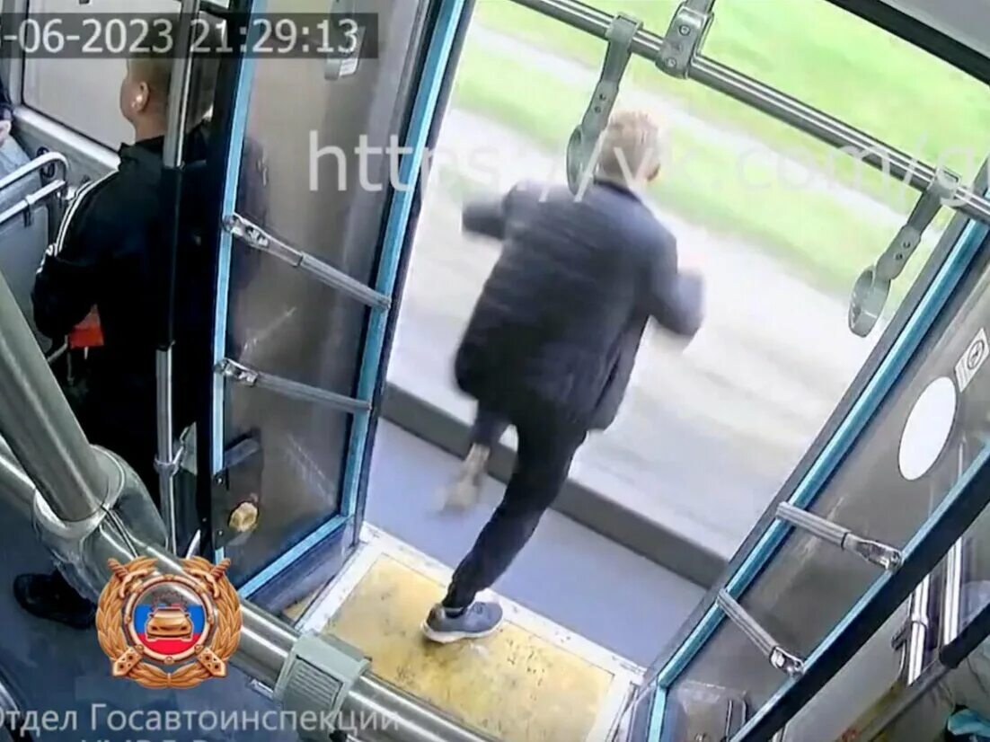 Пассажир вышел на ходу. Девчонку выкидывают из машины. Выпал из машины на ходу. Пассажир вышел на ходу. Пассажир вышел на ходу.