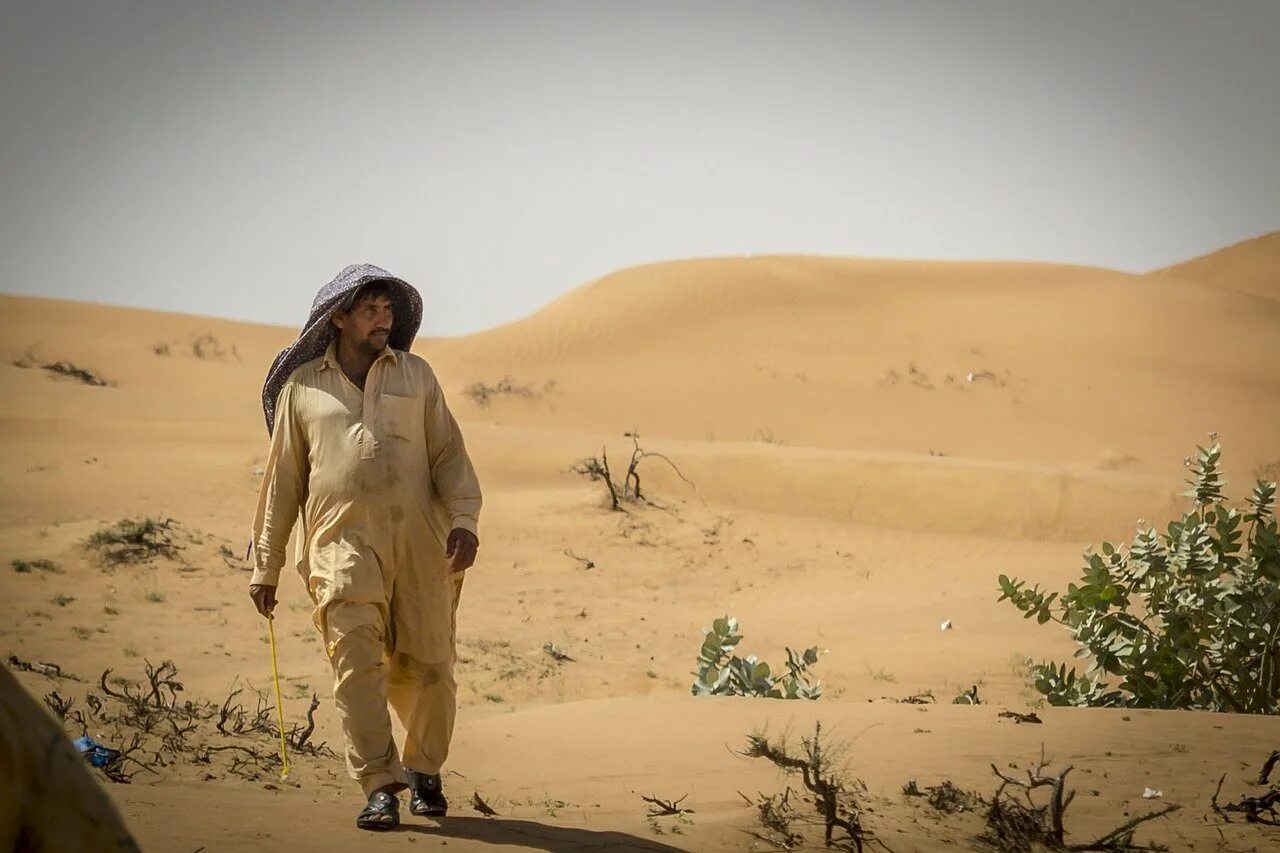 Человек в пустыне. Путешественник в пустыне. Одежда в пустыне. Одежда для пустыни.