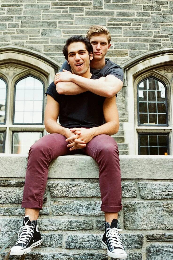 Фотосессия двух мужчин. Gays place. Гомо хэллоуин. Двп парня в обнимку. ««two boys kissing» дэвид левитан.