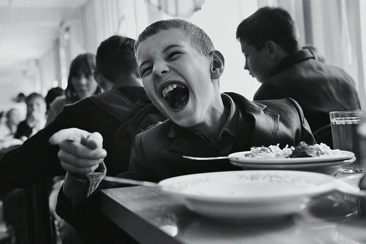 Школьник хулиган. Хулиганы в школе. Школьники в столовой. Школьники в столовой в чб.