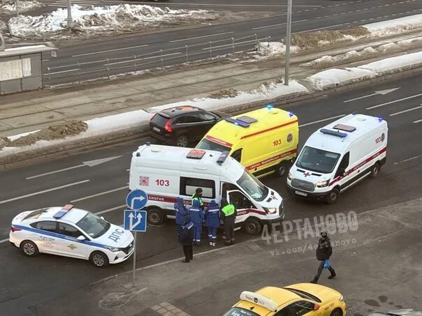 У цума сбили девушку. ДТП В Москве сбили девушку. Чертановская улица происшествия. Авария в Москве с такси суд.