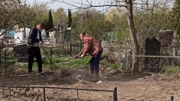 Городское кладбище Новочеркасск. Новочеркасское кладбище Новочеркасск. Старое городское кладбище Новочеркасск. Кладбище на Донском город Новочеркасск. Когда убираются на кладбище перед пасхой 2024