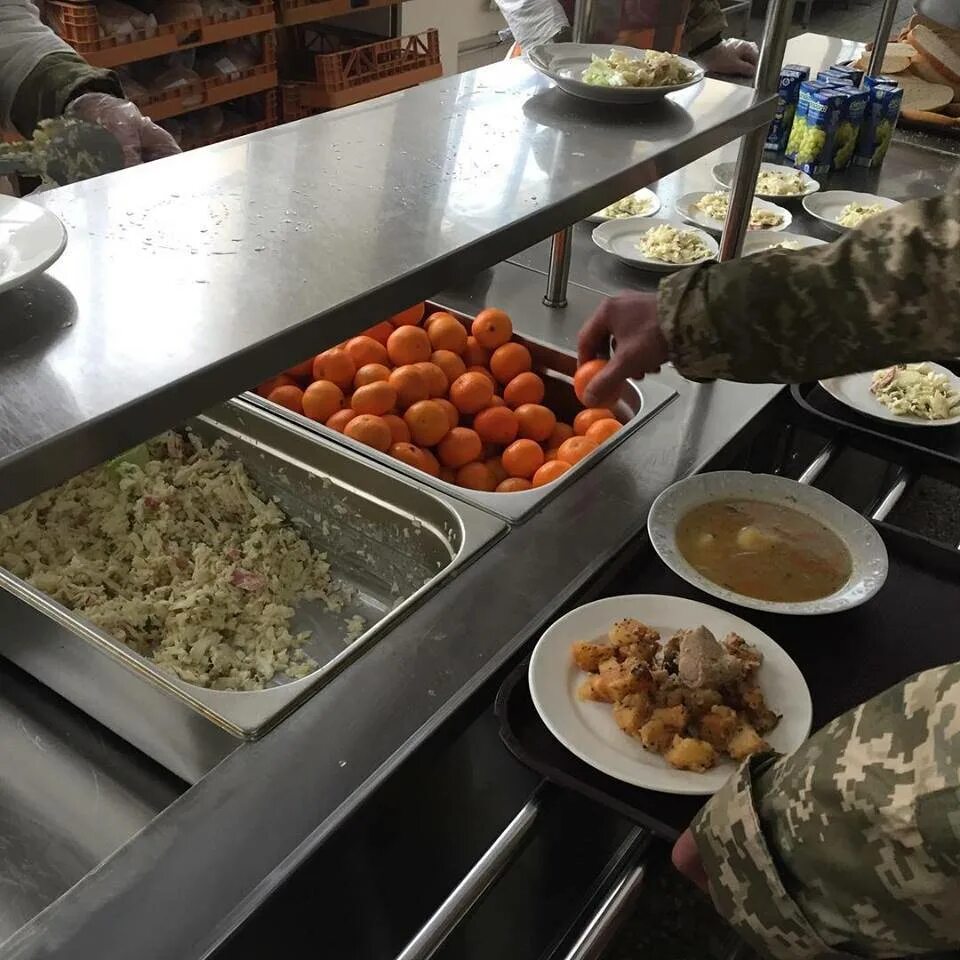 Армейская еда в столовой. Меню армейской столовой. Столовая военнослужащих. Армейский рацион питания в столовой. Армейское меню