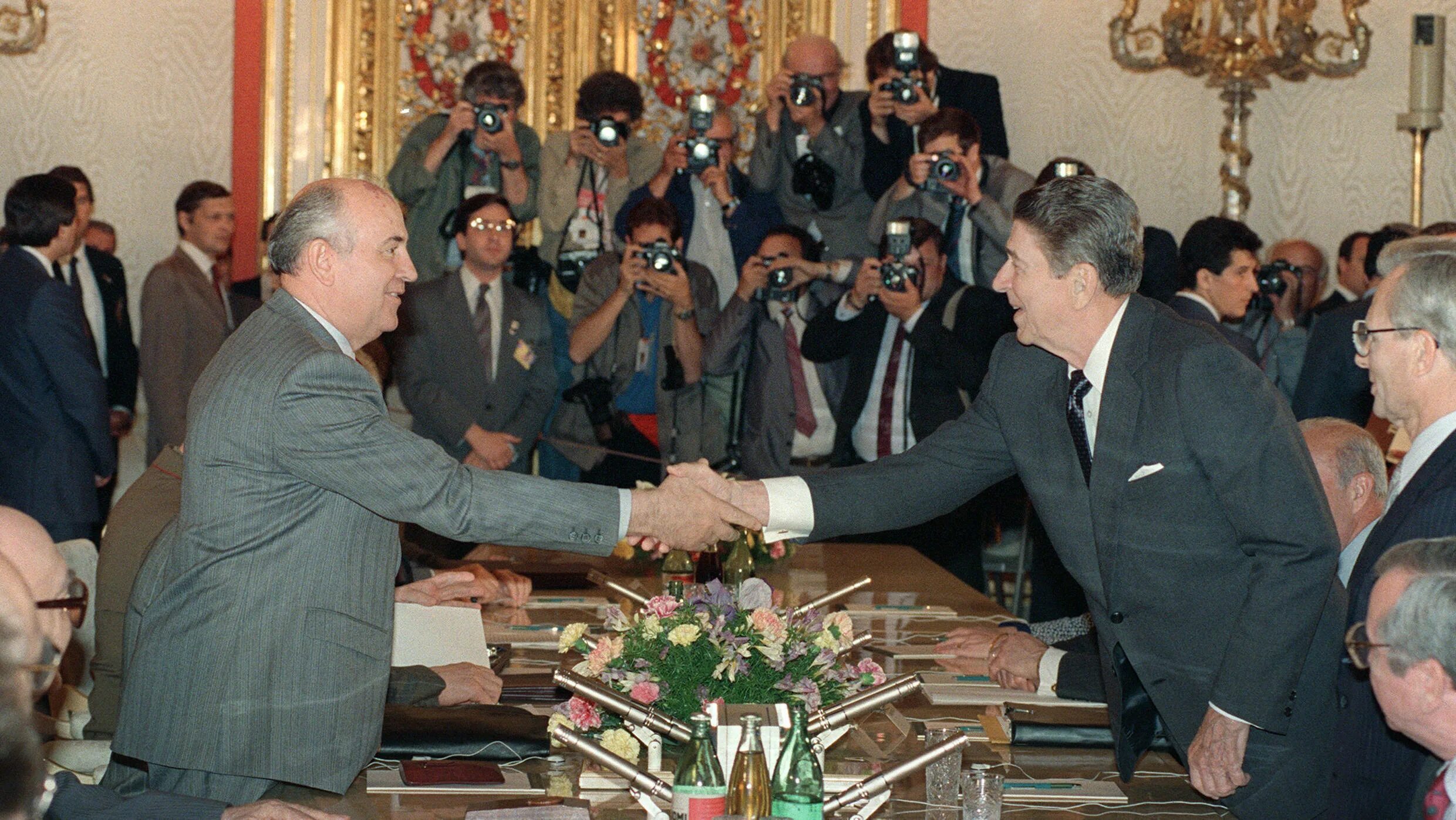 Договор между ссср и афганистаном. Горбачев Женева 1988. Рейган 1988. Горбачев в Женеве 1989. Рейган Горбачев 1988.