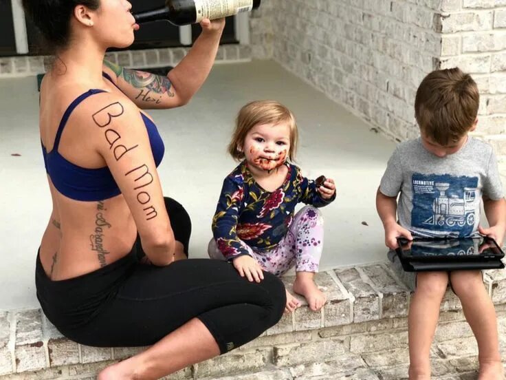 Мать с ребенком. Oddotterodyssey mom. Мама обувает ребенка. Плохие мамочки с детьми. Oddotterodyssey mom.