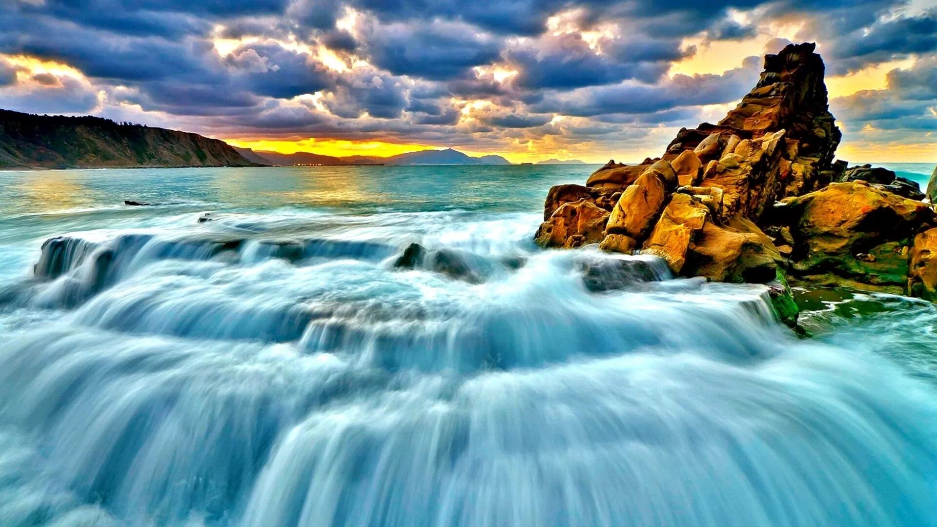 Природа море. Водопад в море. Водопад в горах. Красивые пейзажи с водопадами. Океан море водопад