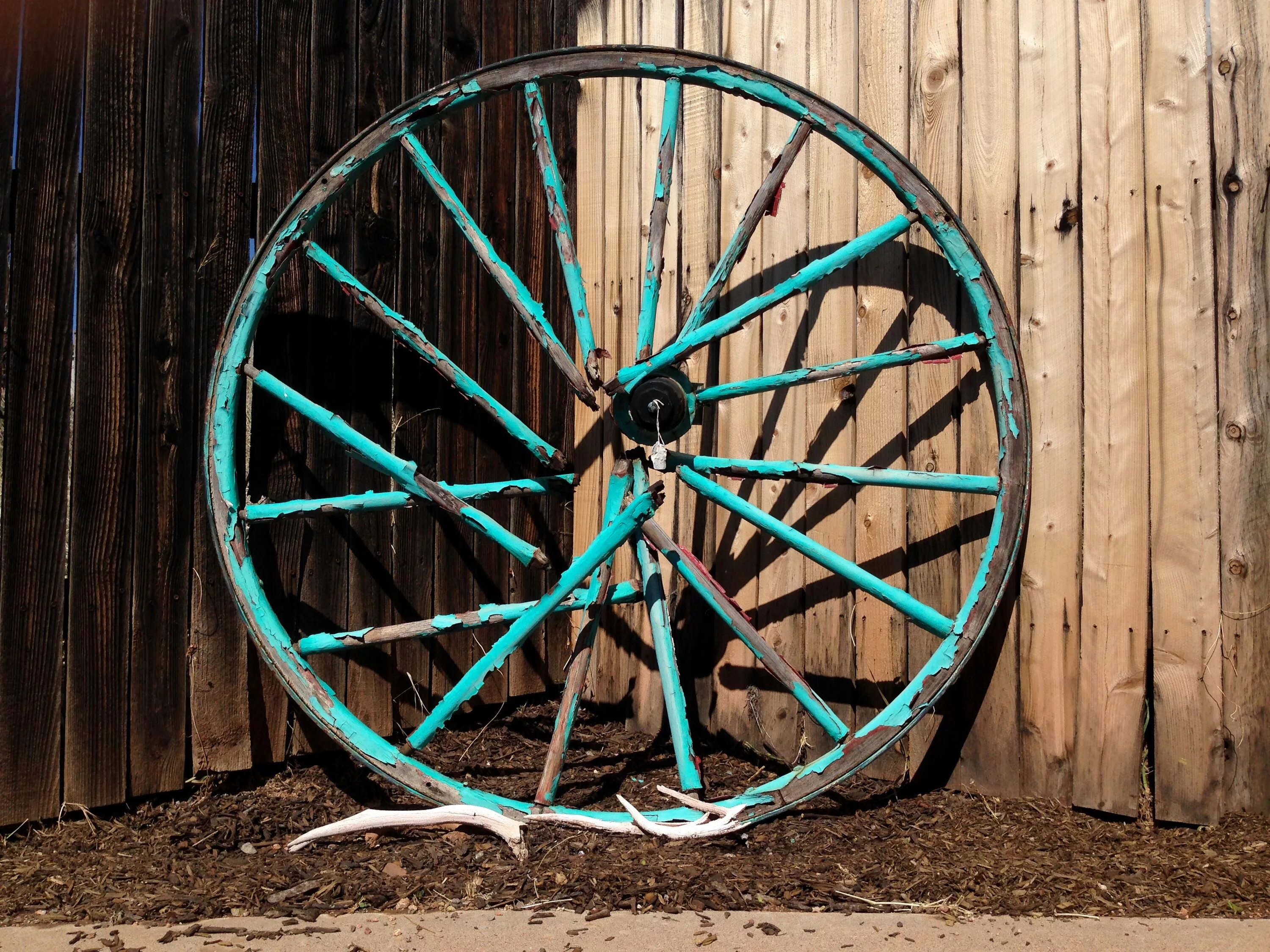 Велосипедные колеса в декоре сада. Самодельное велосипедное колесо. Самодельные колеса. Колесо от велосипеда. Самодельную колесную