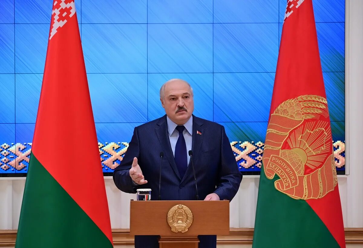 Лукашенко расстреляли в 1994. Лукашенко отдает честь. Лукашенко расстреляли. Лукашенко о вторжении в курск. Лукашенко мем.