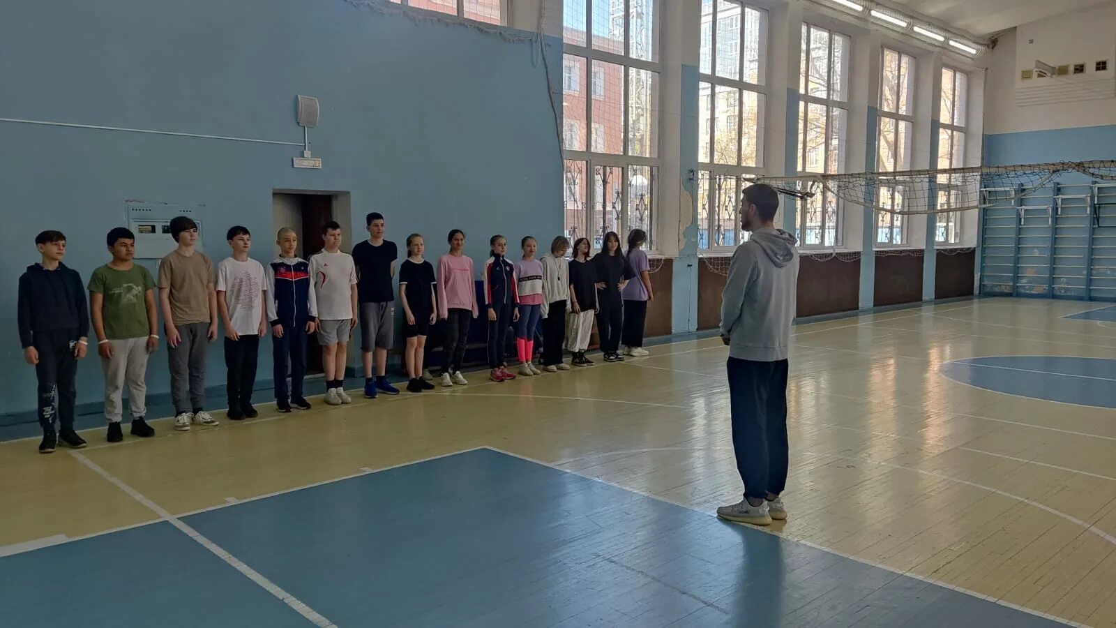 Парни на физкультуре. Парни на физре. Урок физической культуры 11 класс. Школьники на физкультуре. Парни на физре.