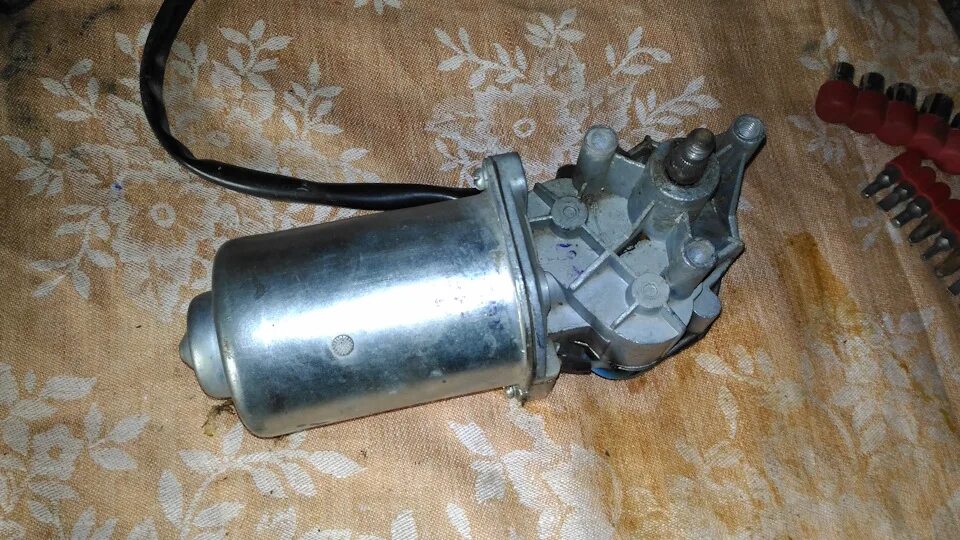 Моторчик дворников на гранту. Моторчик дворников 2190. Мотор стеклоочистителя пежо 405. Моторчик дворников на гранту. Моторчик дворников на гранту.