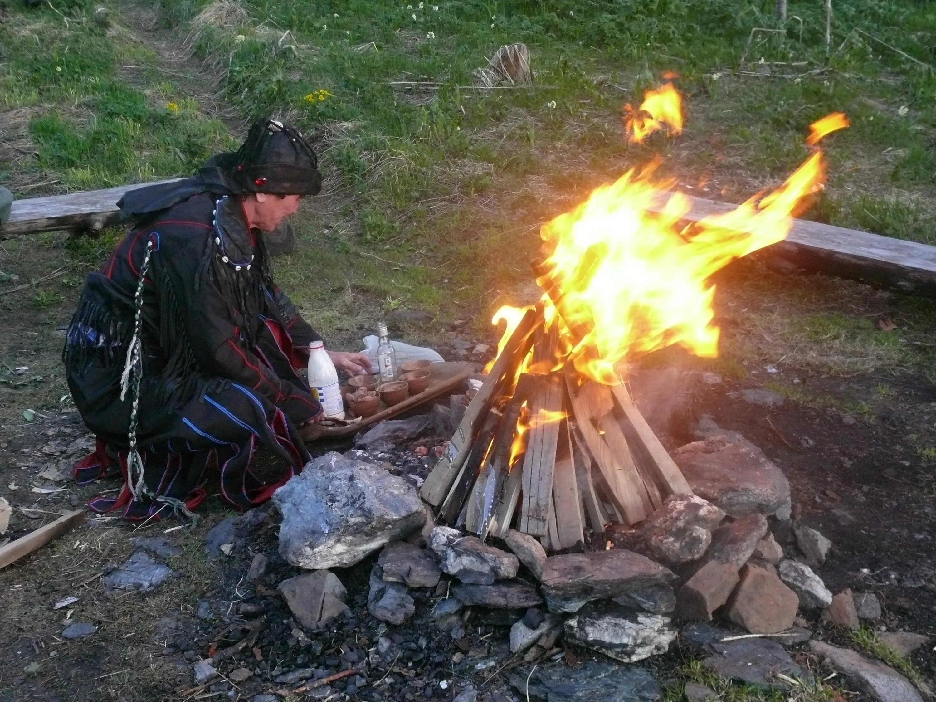 Шаман обряд. Обряды шаманов. Шаман у костра. Шаманизм в Бурятии. Компромат на шамана