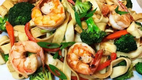 Паста с креветками и овощами
