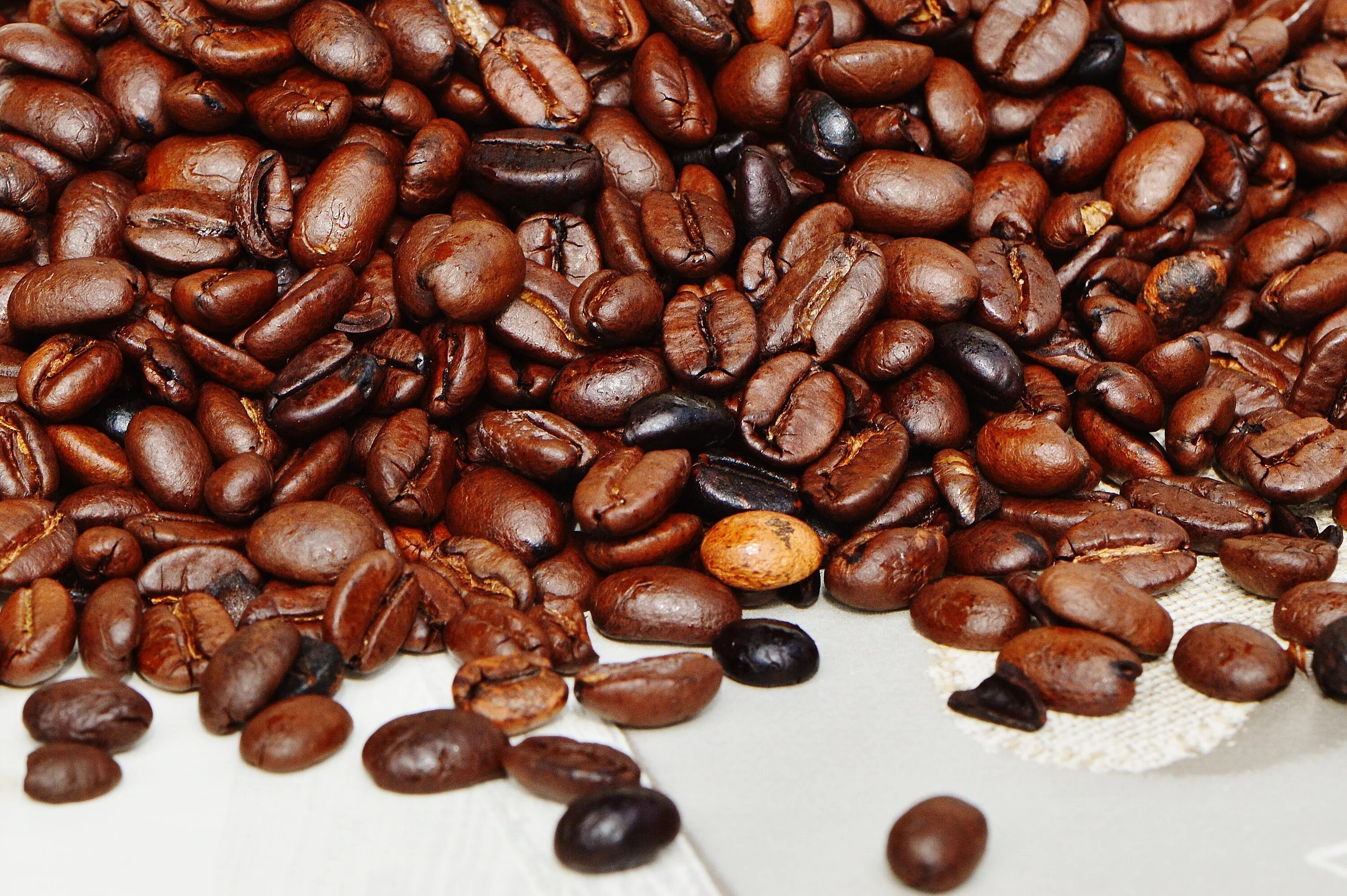 Brown фото. Кофе в зернах. Коричневый кофе. Кофе жареный в зернах. Ароматизированный кофе.