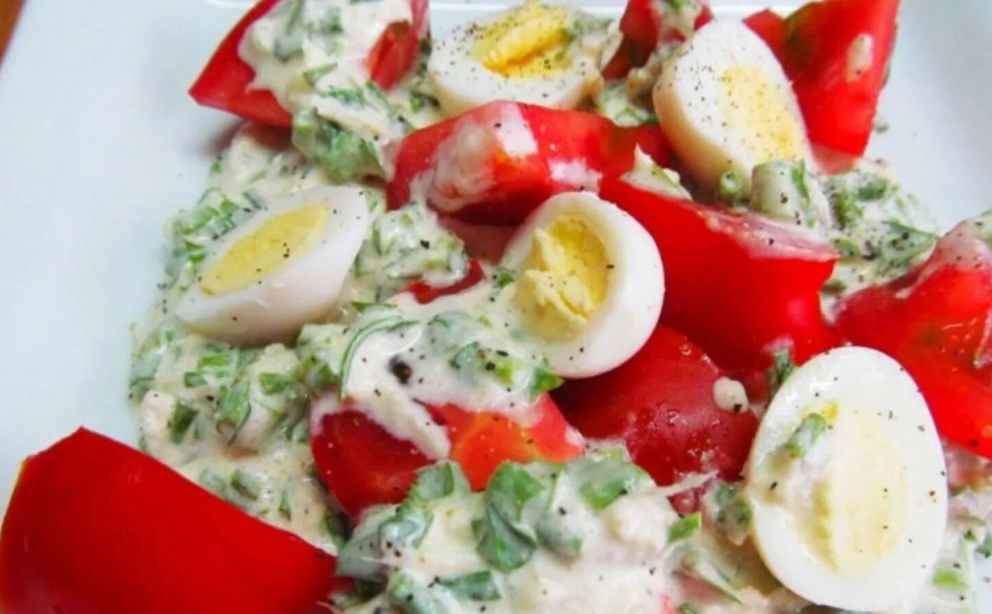 Салат из помидор перца и яиц. Салат с творожным сыром и помидорами. Салат из помидор и яиц. Салат с помидорами и сыром. Салат из помидор перца и яиц.