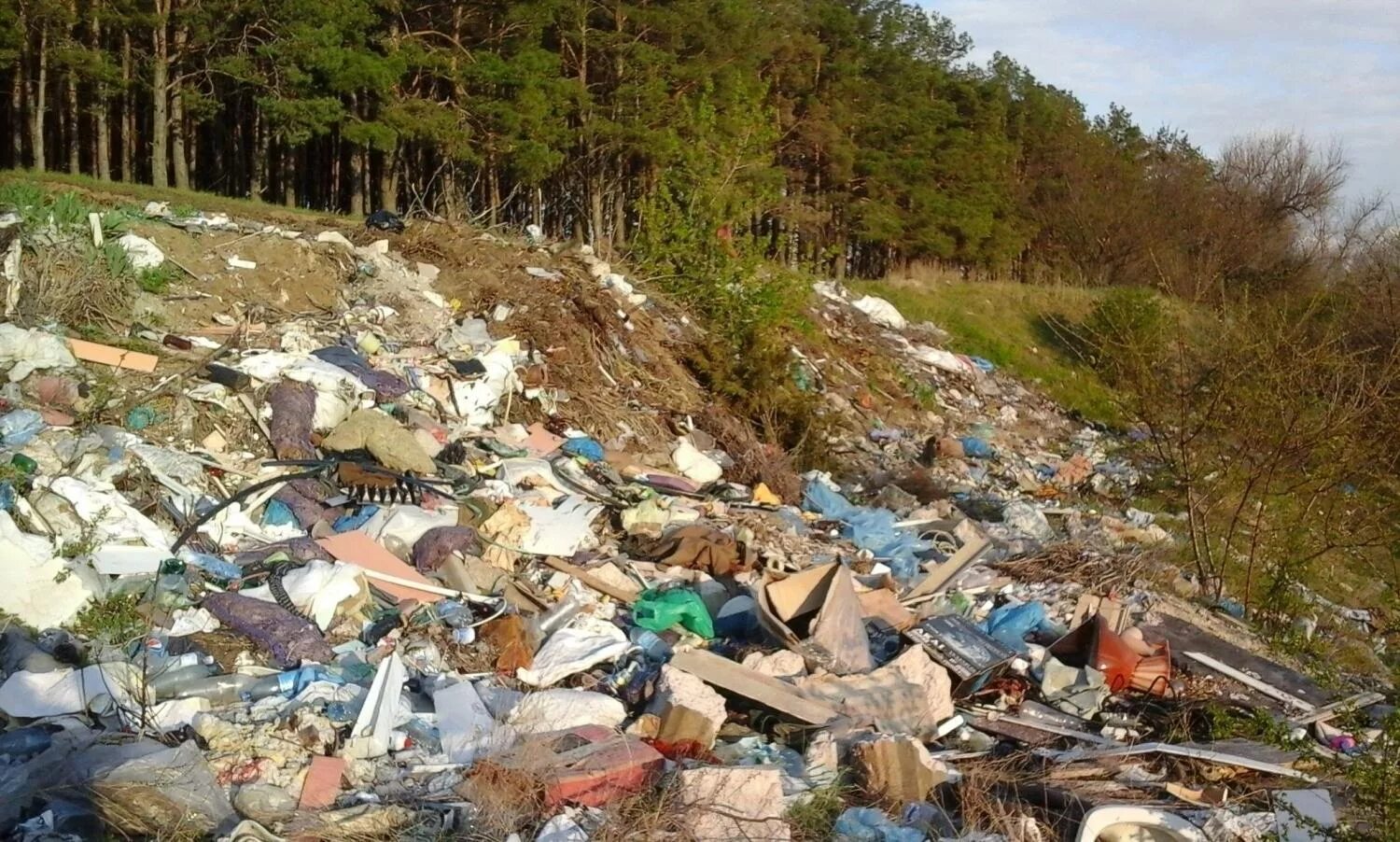 Свалки в лесах. Подольск мусорный полигон. Загрязнение территорий мусором. Загрязнение улиц. Загрязнение почвы.