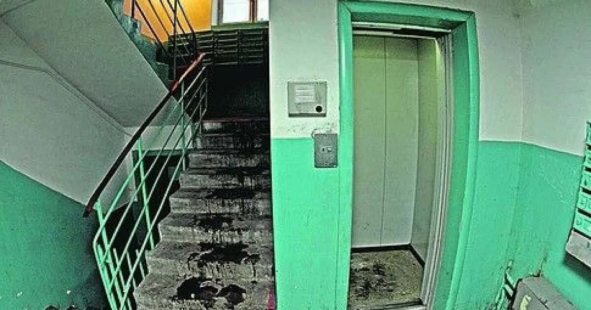 Старый лифт. Лифт в подъезде. Старый подъезд. Лифт внутри. Переехала в подъезд