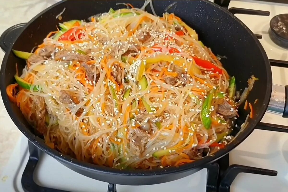 Блюдо с фунчозой и овощами