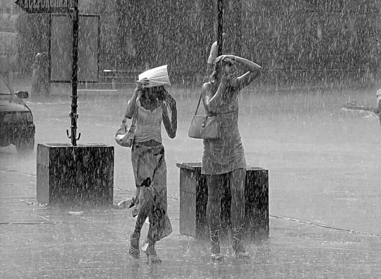 12 без дождя. Под дождем без зонта. Человек под дождем. Человек под дождем без зонта. Промокла под дождем.