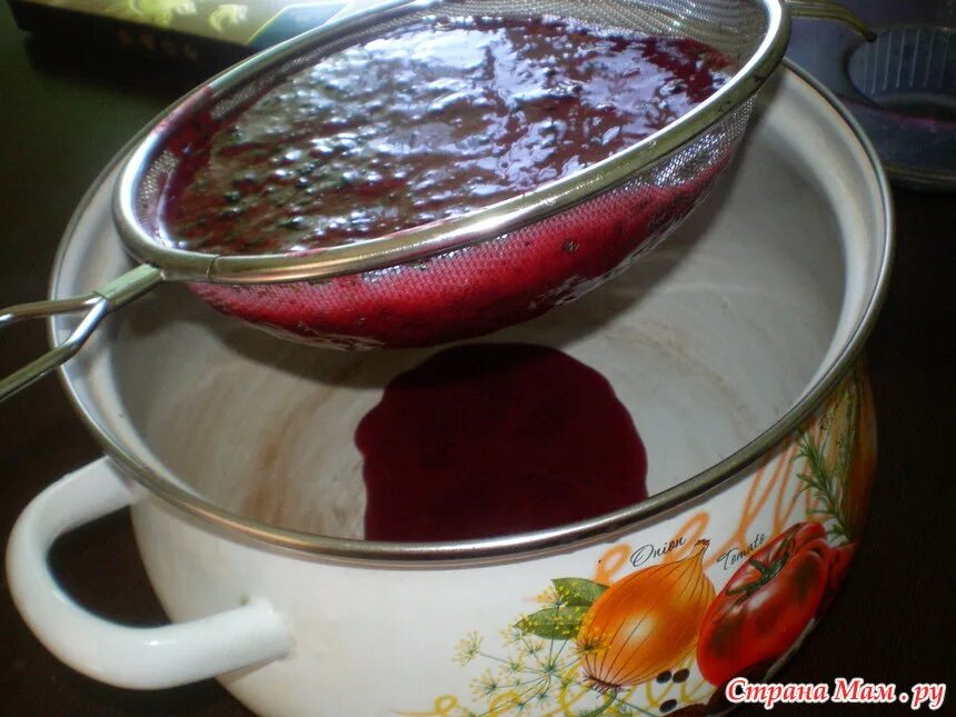 Сок из красной смородины в соковарке. Девушка с красной смородиной. Сок из красной смородины в соковарке. Соковарка красная смородина. Сок из красной смородины.