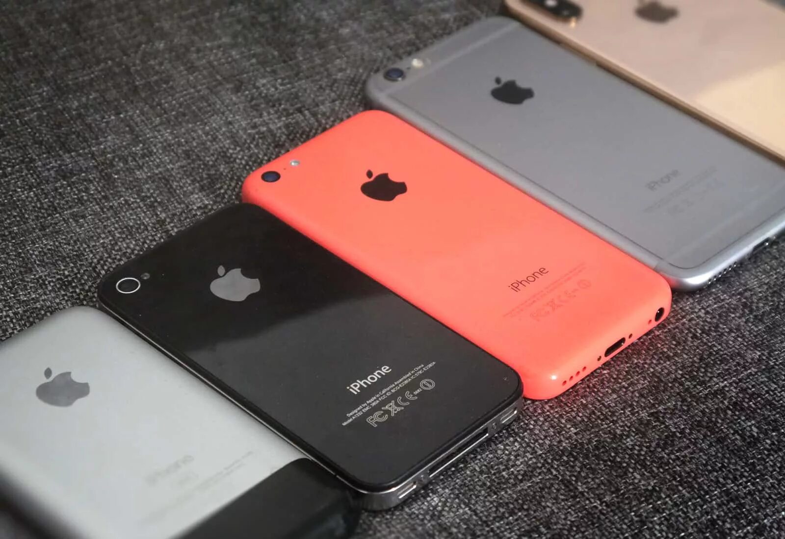 Худший айфон в истории. Модели айфонов. iphone старые модели. самые популярные модели айфонов. айфон цветной старый.