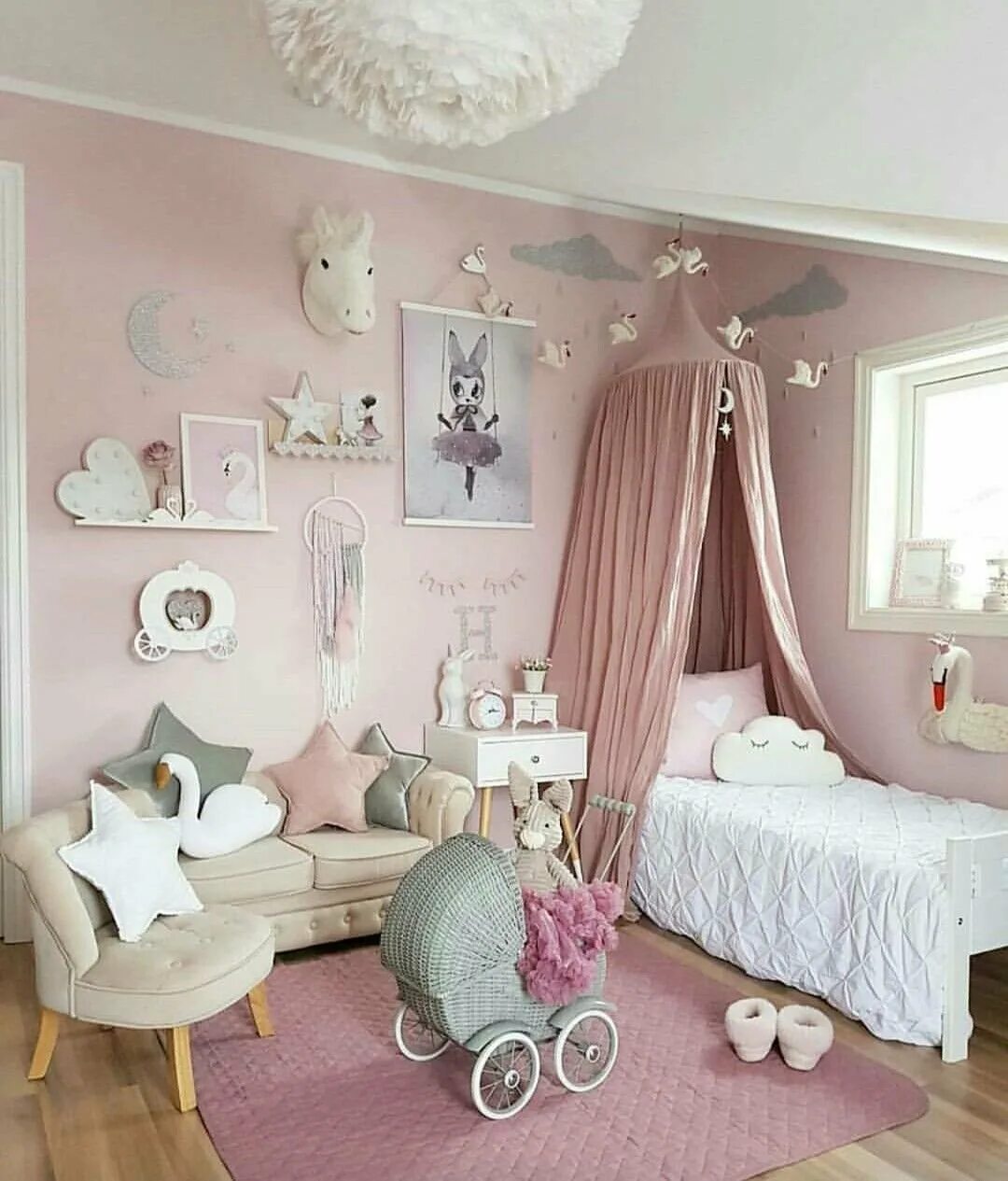 Серо розовая комната. Декор для комнаты девочки. Декор детской комнаты. Декор для детской комнаты девочке. Украшения для комнаты девочки.