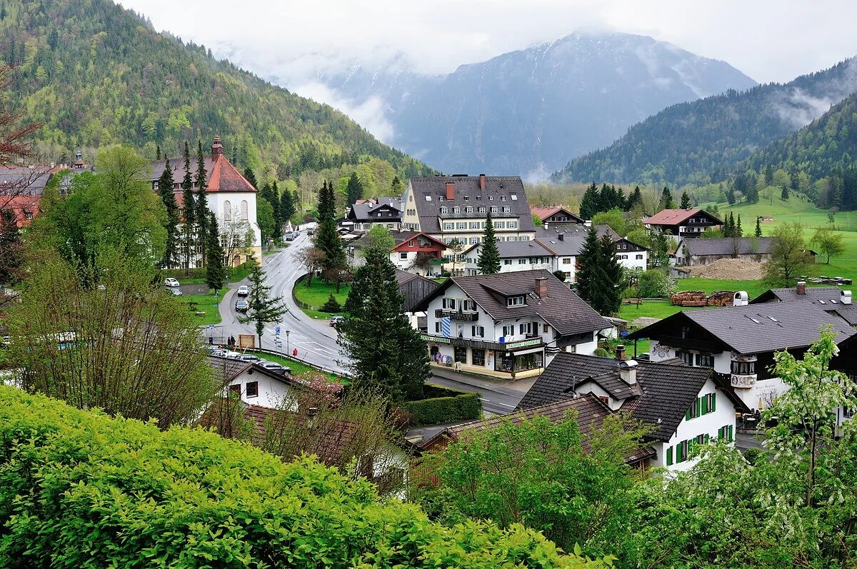 Жизнь немецкой деревни. Бавария Альпы деревня. Альпийские деревни в Баварии. Этталь Альпийская деревня. Альпийские деревни в Германии.