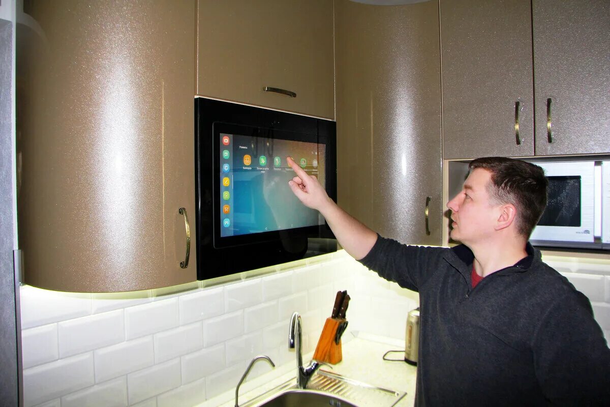 Включи телевизор на кухне. Телевизор встроенный в кухню. Встраиваемый телевизор для кухни. Встраиваемый телевизор на кухню в фасад. Встроенный телевизор в кухонный.