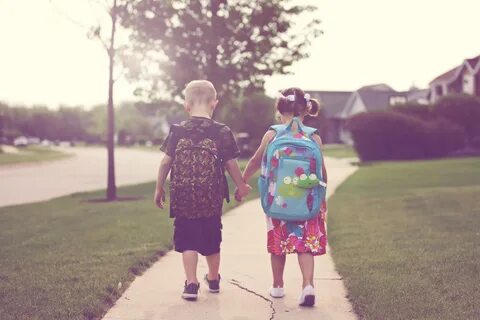 My sister walk to school