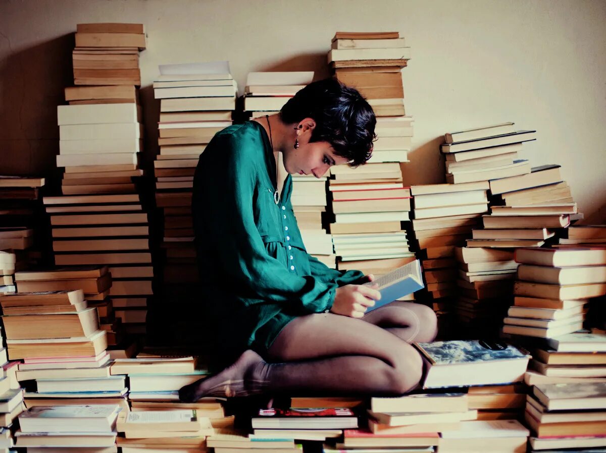 Читатель создаваться. Куча книг. Парень с книгой. Читатель создаваться. Мужчина с книгой.