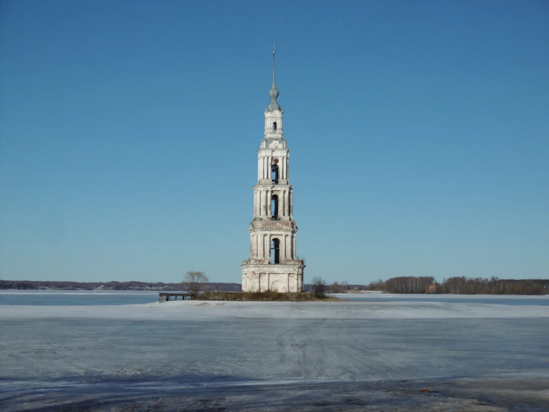 Калязинская колокольня калязин. Остров спировский в калязине. Сайты калязина. Калязин достопримечательности колокольня. Калязин достопримечательности колокольня.