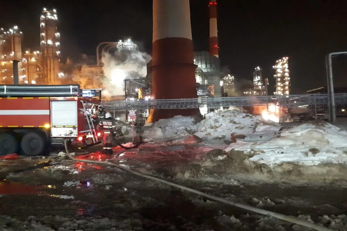 Что случилось на нпз ярославль. Пожар на нефтеперерабатывающем заводе в уфе. пожар на уфимском нефтеперерабатывающем заводе. пожар на нпз в уфе. башнефть унпз уфа.