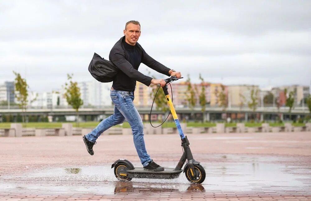 Взять самокат напрокат через приложение. Человек сдает на прокат электросамокаты. Самокаты на прокат вилное напрокат Видное. Woods самокат прокат.