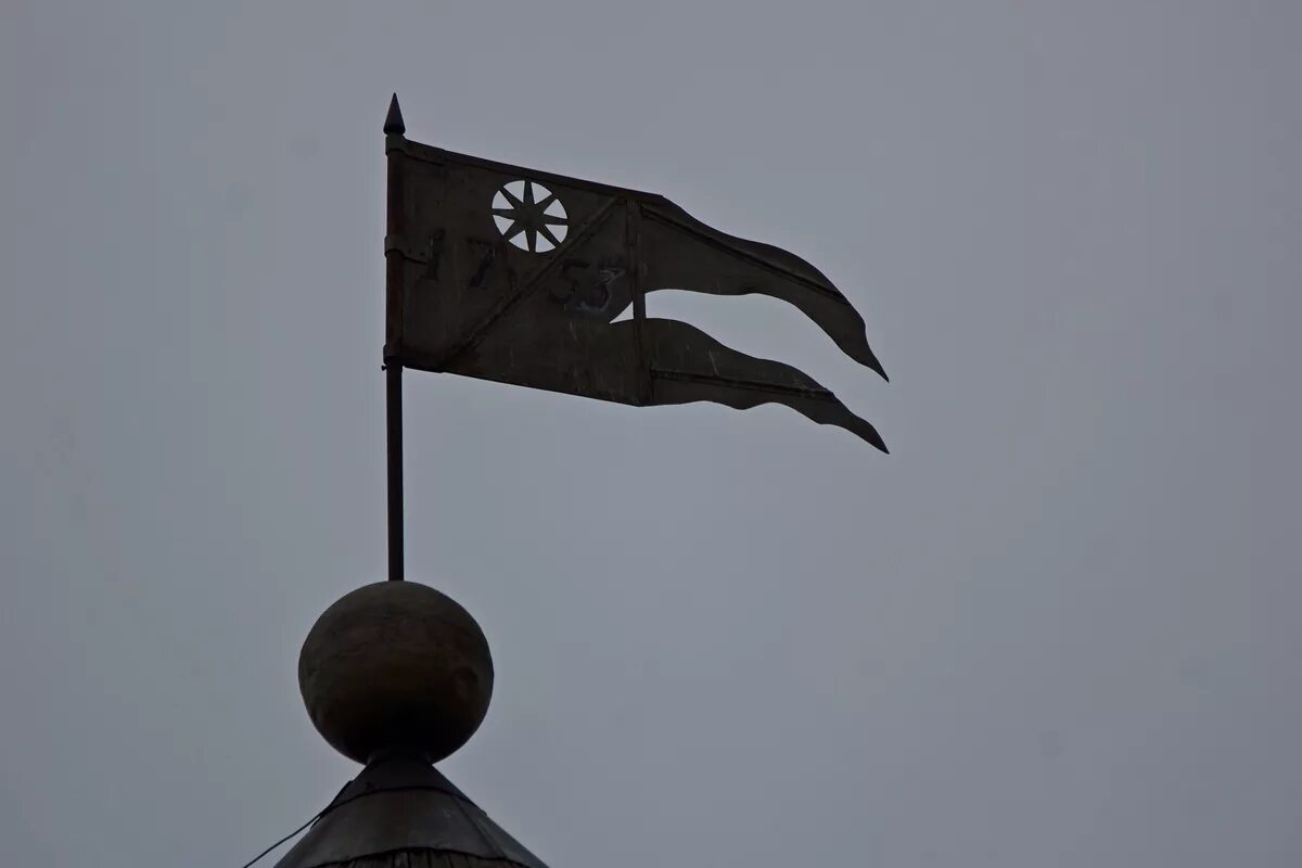 Литва вильнюс флаг. Российский флаг над кремлем. Москва спасская башня советский флаг. Стяг башня. Флаги над башнями.