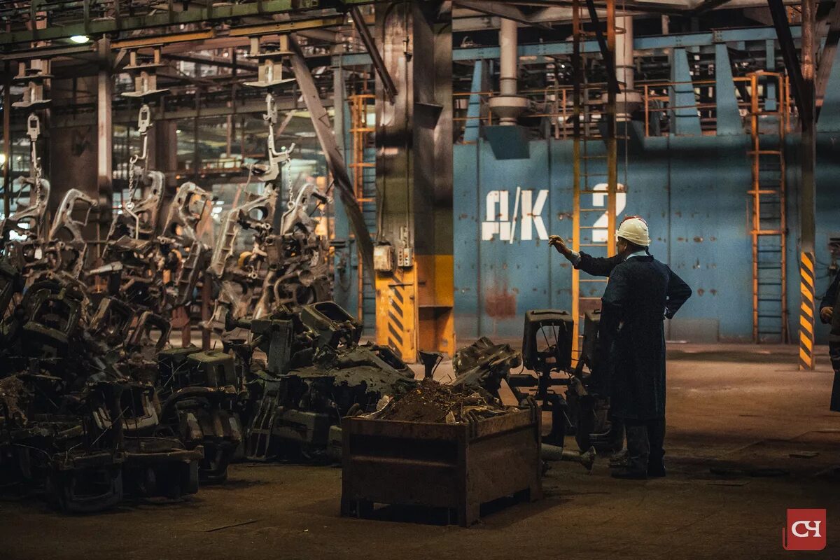 Ну все заводи. ЧАЗ агрегатный завод Чебоксары. Агрегатный завод Чебоксары Литейный цех. Тракторный завод Литейный цех Чебоксары. Климов Чебоксарский агрегатный завод.