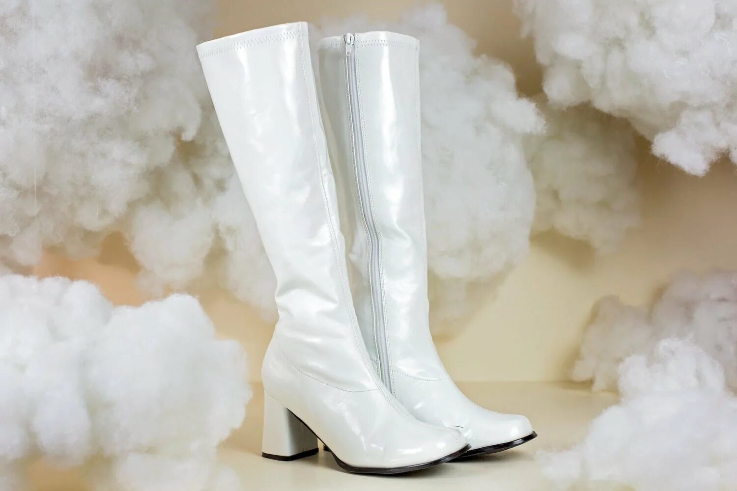 Сон сапоги зимние. Белые сапоги в 60х. white boots 1960. белые высокие сапоги 1960-х. сапоги белые dollskill.