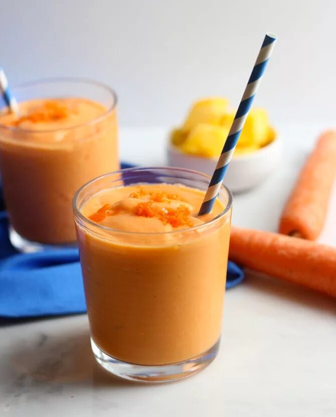 Смузи манго морковь. Морковный смузи. Смузи из моркови в блендере. Смузи яблоко морковь.