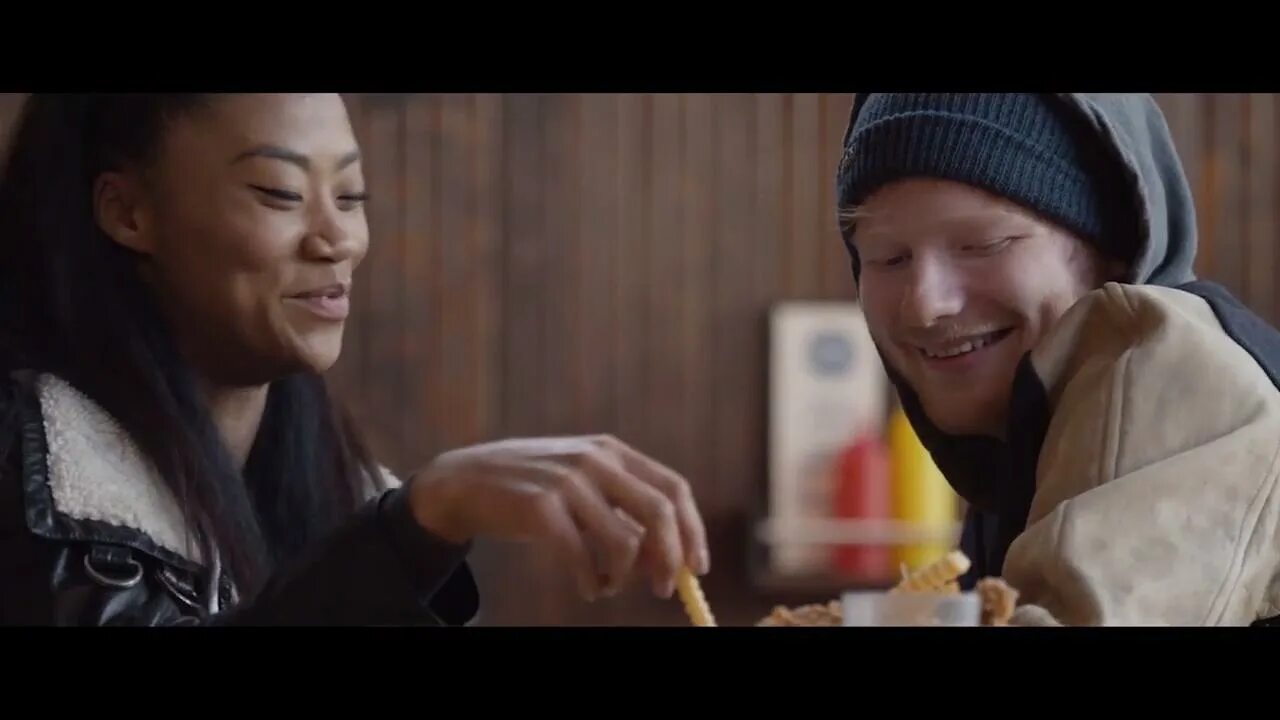Shape of you клип. Эд ширан девушка из клипа. ed sheeran shape of you. девушка из клипа эда ширана shape of you. эд ширан шейп оф ю.